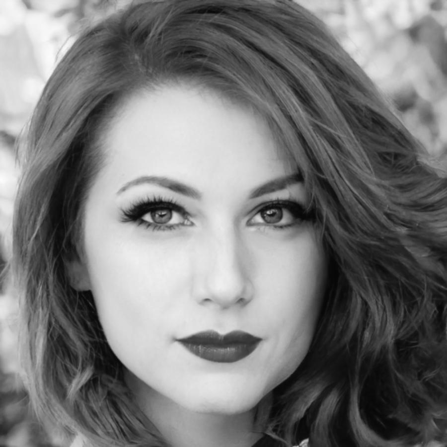 Retrato profesional de Natividad Tolosana, asesora fiscal del equipo docente