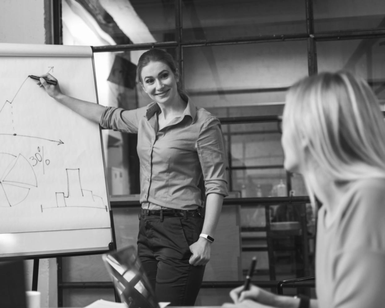 Estudiante revisando materiales financieros en su ordenador