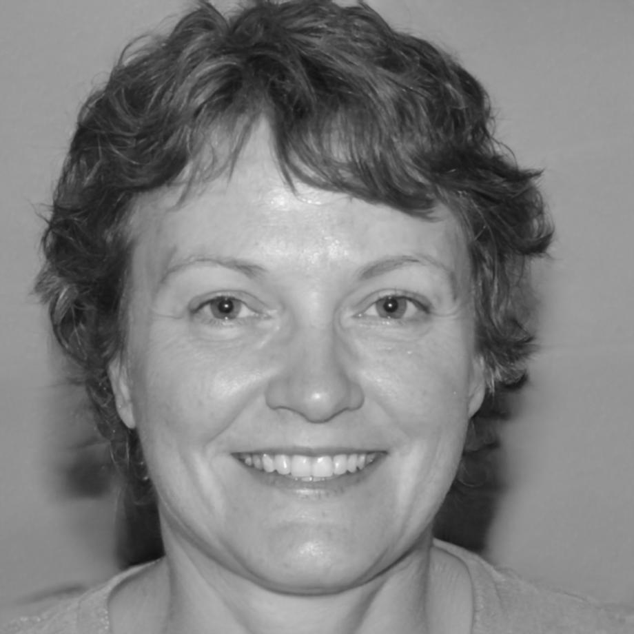 Retrato profesional de Adelaida Vilanova, coordinadora del programa de educación financiera